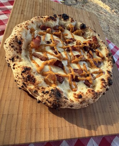 Pizza Carbonara mit Knoblauch-Tomaten-Creme